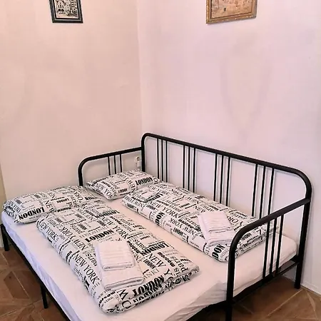 2+1, 71m², 2 Apartment, For 6 People. Fully Furnished, Kitchen, Air Conditioning, Fireplace! 1, Center, 5min Walk To Wenceslas Square & Metro, Tram. Skolska Street, Nove Mesto Prague