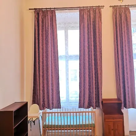 2+1, 71m², 2 Apartment, For 6 People. Fully Furnished, Kitchen, Air Conditioning, Fireplace! 1, Center, 5min Walk To Wenceslas Square & Metro, Tram. Skolska Street, Nove Mesto *