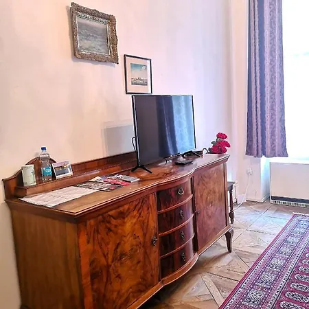 2+1, 71m², 2 Apartment, For 6 People. Fully Furnished, Kitchen, Air Conditioning, Fireplace! 1, Center, 5min Walk To Wenceslas Square & Metro, Tram. Skolska Street, Nove Mesto Appartement Prague