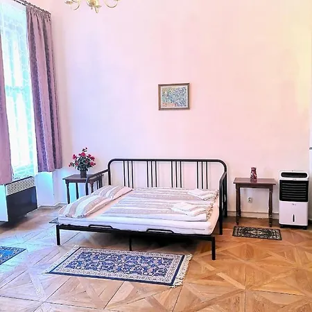 2+1, 71m², 2 Apartment, For 6 People. Fully Furnished, Kitchen, Air Conditioning, Fireplace! 1, Center, 5min Walk To Wenceslas Square & Metro, Tram. Skolska Street, Nove Mesto Prague