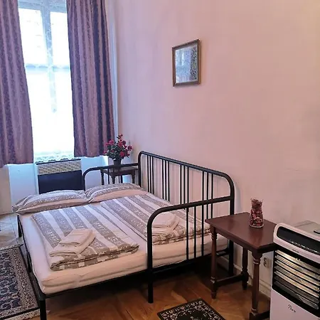 2+1, 71m², 2 Apartment, For 6 People. Fully Furnished, Kitchen, Air Conditioning, Fireplace! 1, Center, 5min Walk To Wenceslas Square & Metro, Tram. Skolska Street, Nove Mesto