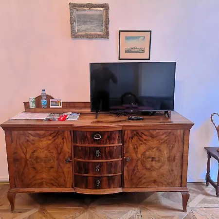 Appartement 2+1, 71m², 2 Apartment, For 6 People. Fully Furnished, Kitchen, Air Conditioning, Fireplace! 1, Center, 5min Walk To Wenceslas Square & Metro, Tram. Skolska Street, Nove Mesto
