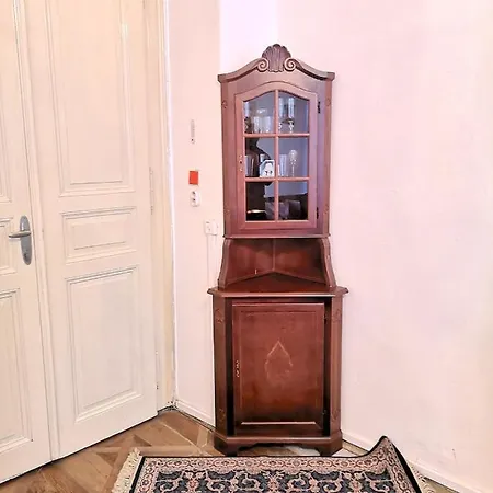 Appartement 2+1, 71m², 2 Apartment, For 6 People. Fully Furnished, Kitchen, Air Conditioning, Fireplace! 1, Center, 5min Walk To Wenceslas Square & Metro, Tram. Skolska Street, Nove Mesto