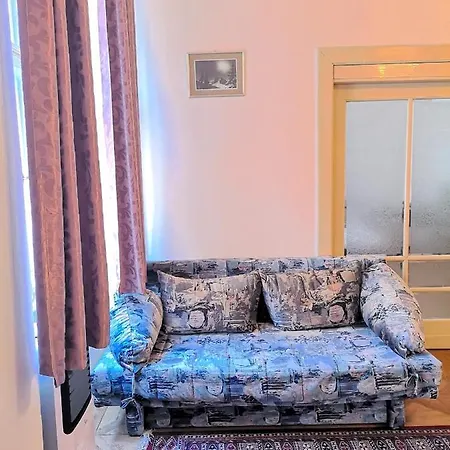 Appartement 2+1, 71m², 2 Apartment, For 6 People. Fully Furnished, Kitchen, Air Conditioning, Fireplace! 1, Center, 5min Walk To Wenceslas Square & Metro, Tram. Skolska Street, Nove Mesto *